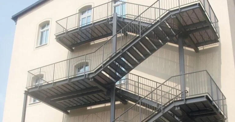 Geradläufige Treppe mit zwei Stützen im Treppenauge